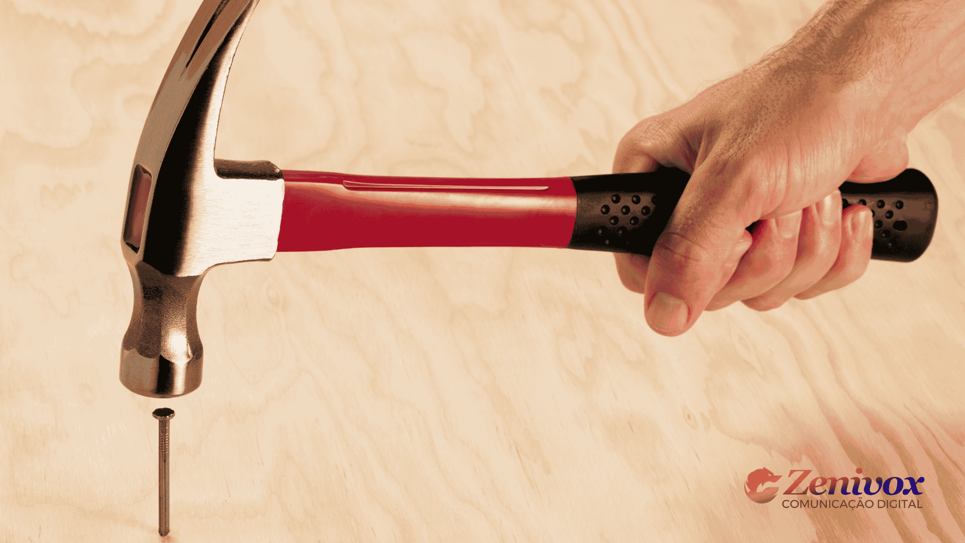 Martelo com firmeza acertando o prego, mostrando a firmeza que a qualificação de leads traz, logo da Zenivox no canto inferior esquerdo.