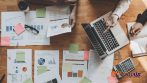 imagem de uma equpe discutindo os relatórios de marketing com logo da zenivox no canto inferior esquerdo