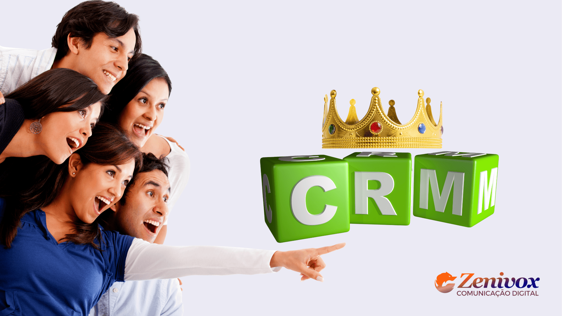 Pessoas encantadas com o rei CRM com o logo da Zenivox no canto inferior esquerdo
