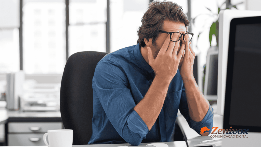 Empresario frustrado com os resultados do seu marketing digital