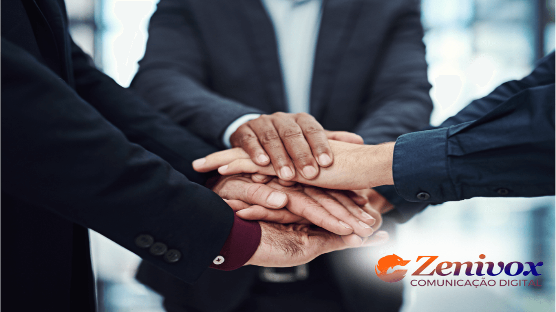 Várias mãos unidas representando a colaboração e alinhamento entre equipes, reforçando a importância da cultura organizacional nos processos comerciais.