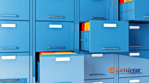 Armários de arquivo de metal organizados com documentos etiquetados e classificados, representando um ambiente de trabalho eficiente e estruturado para documentar processos.