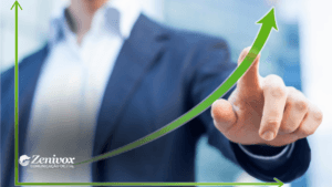 Um profissional apontando para um gráfico de crescimento em fundo corporativo, representando estratégias inteligentes de marketing sustentável.