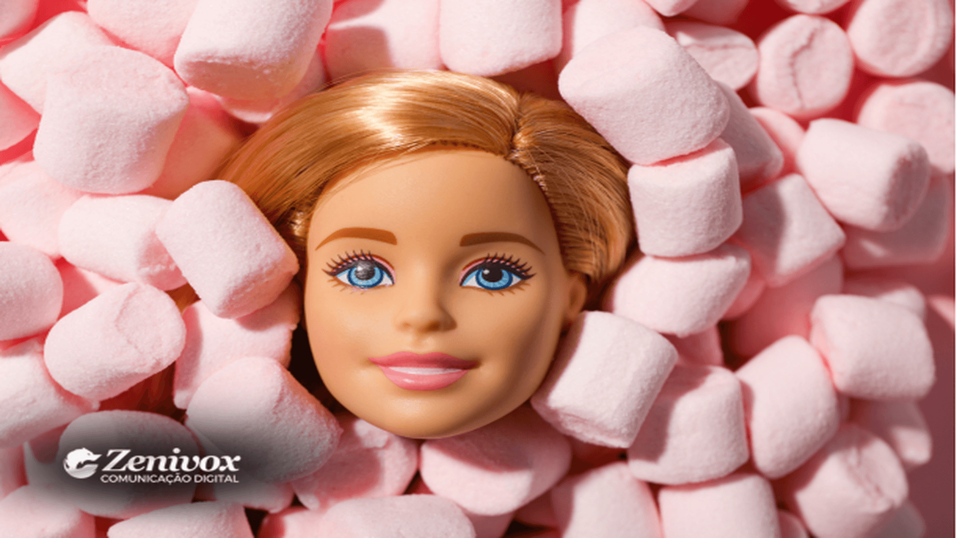 Imagem de uma boneca Barbie cercada por marshmallows cor-de-rosa, destacando uma representação criativa e divertida de empreendedorismo. A imagem simboliza inovação, branding e estratégias diferenciadas no contexto do empreendedorismo criativo.