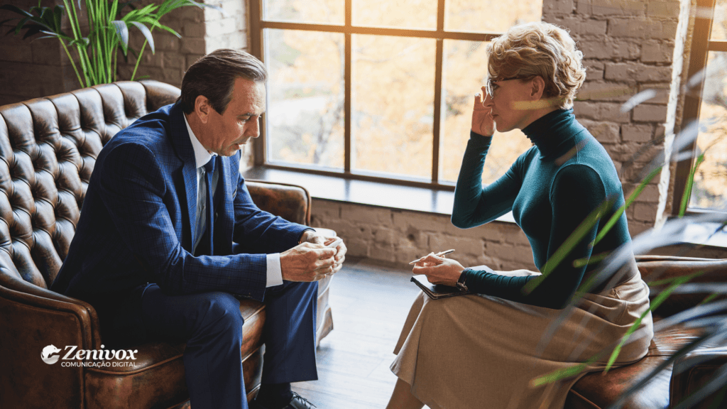 Um advogado e um cliente discutindo em um ambiente acolhedor, enfatizando a importância de um atendimento personalizado e de excelência para fortalecer o branding jurídico e construir confiança com os clientes.