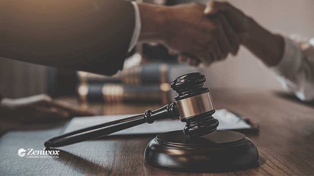 Um aperto de mãos entre duas pessoas em um ambiente jurídico, com um martelo de juiz em destaque sobre uma mesa, simbolizando o sucesso de um branding jurídico bem estruturado que transmite confiança e profissionalismo.