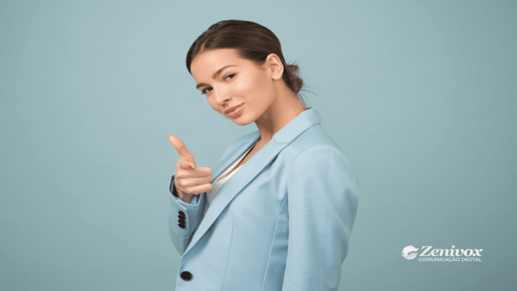 Mulher em trajetória executiva azul claro, apontando com confiança para a câmera, simbolizando o conceito de venda mais com decisões racionais, a tomada de decisões assertivas e estratégicas no processo de vendas.