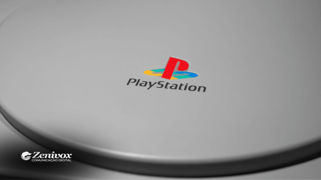 Close-up do logotipo colorido do PlayStation estampado em um console cinza, representando o início de uma nova era nos jogos, marcada pelo lançamento revolucionário do PlayStation em 1994. Simbolizando que oportunidade é umda das grandes estratégias empresariais.