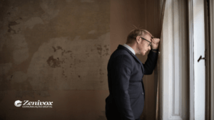 Vendedor olhando pela janela, demonstrando expressão pensativa. Simbolizando como contornar objeções depois que o cliente diz “vou pensar”. O ambiente é vintage, com paredes desgastadas, representando reflexão e indecisão no contexto de vendas e objeções.