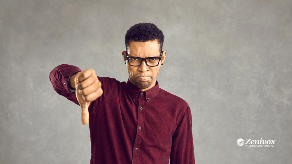 Imagem de um homem vestindo uma camisa vermelha, com uma expressão de descontentamento e a pergunta apontada para baixo, representando desaprovação. A cena ilustra a ocorrência negativa de clientes ao perceberem práticas envolventes ou ilegais, como oferecer recompensas em troca de avaliações.