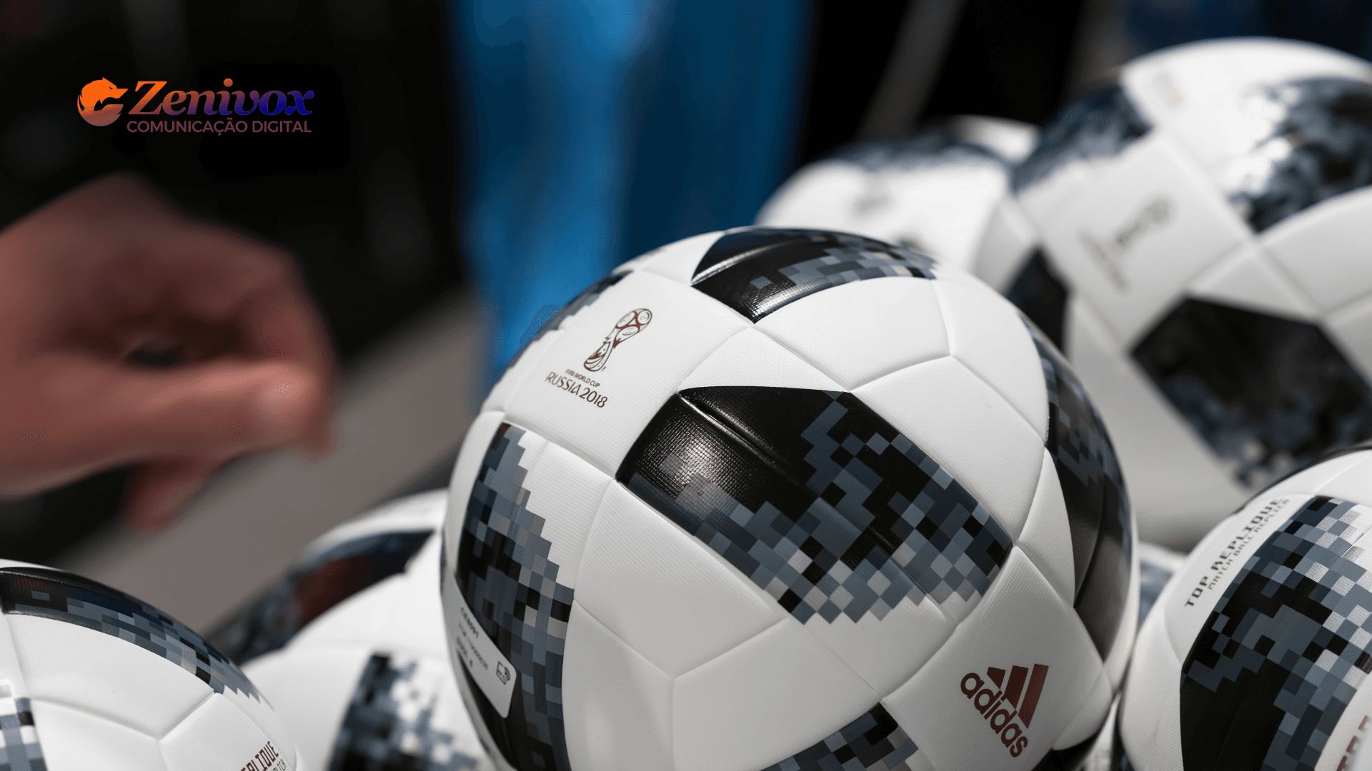 Bolas de futebol Adidas oficiais da Copa do Mundo FIFA 2018 em destaque. A marca Adidas e o logotipo do torneio são visíveis, reforçando a ideia de vantagem competitiva com parceria de sucesso da empresa no cenário esportivo global.