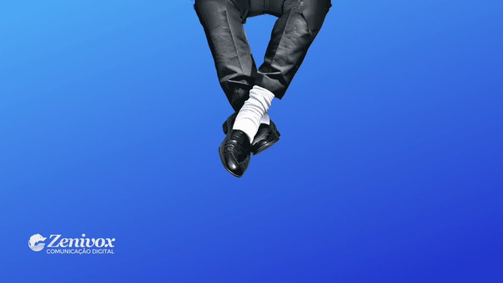 Imagem de uma campanha de marketing inspirada na parceria entre Michael Jackson e Pepsi nos anos 80. O fundo azul em degradê transmite modernidade, enquanto a imagem de um par de pernas cruzadas, com calças pretas, meias brancas e sapatos pretos resistentes, remete ao estilo icônico do Rei do Pop. No canto inferior esquerdo, o logotipo da Zenivox Comunicação Digital reforça a identidade visual da marca.