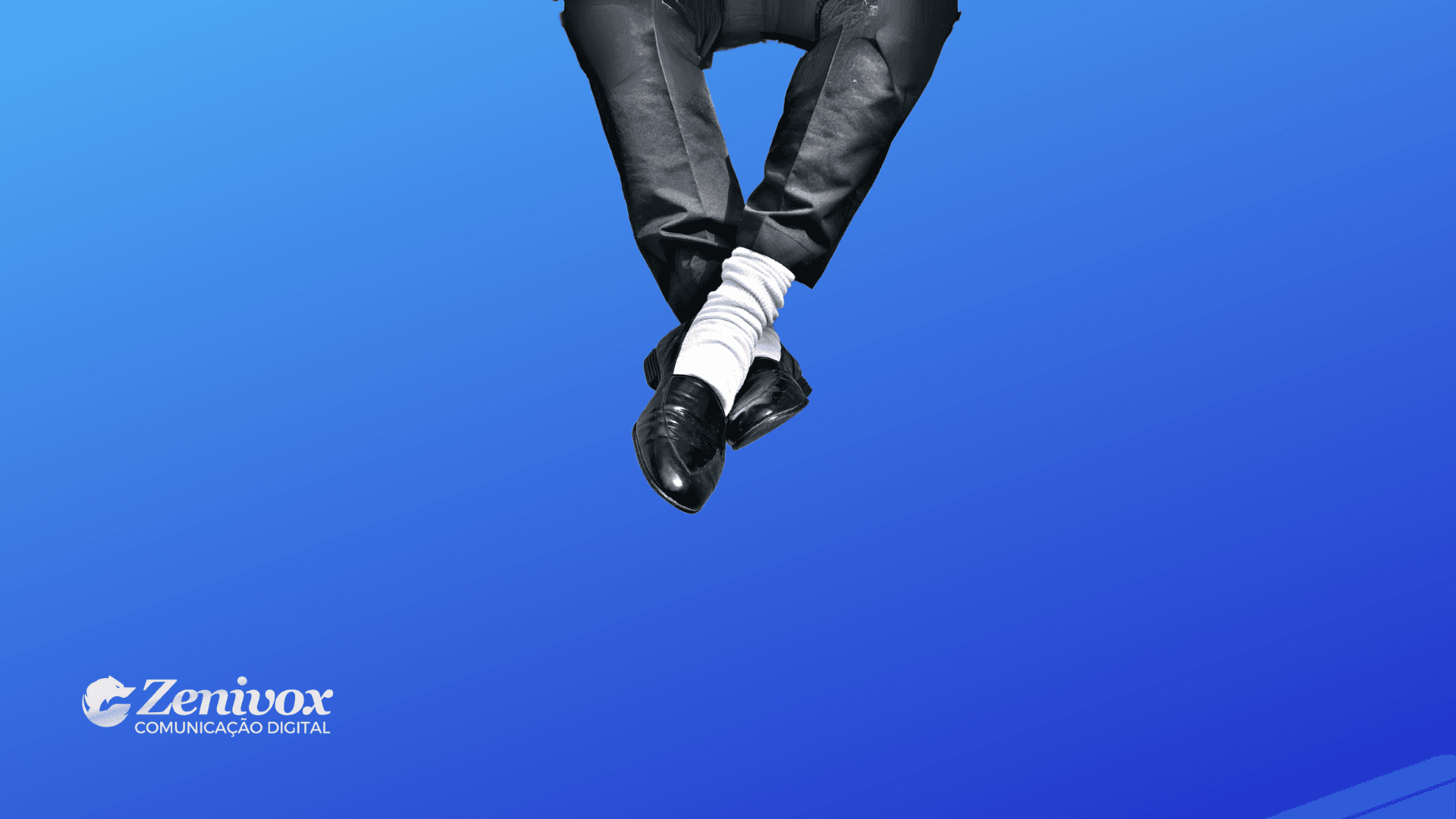 Imagem de uma campanha de marketing inspirada na parceria entre Michael Jackson e Pepsi nos anos 80. O fundo azul em degradê transmite modernidade, enquanto a imagem de um par de pernas cruzadas, com calças pretas, meias brancas e sapatos pretos resistentes, remete ao estilo icônico do Rei do Pop. No canto inferior esquerdo, o logotipo da Zenivox Comunicação Digital reforça a identidade visual da marca.