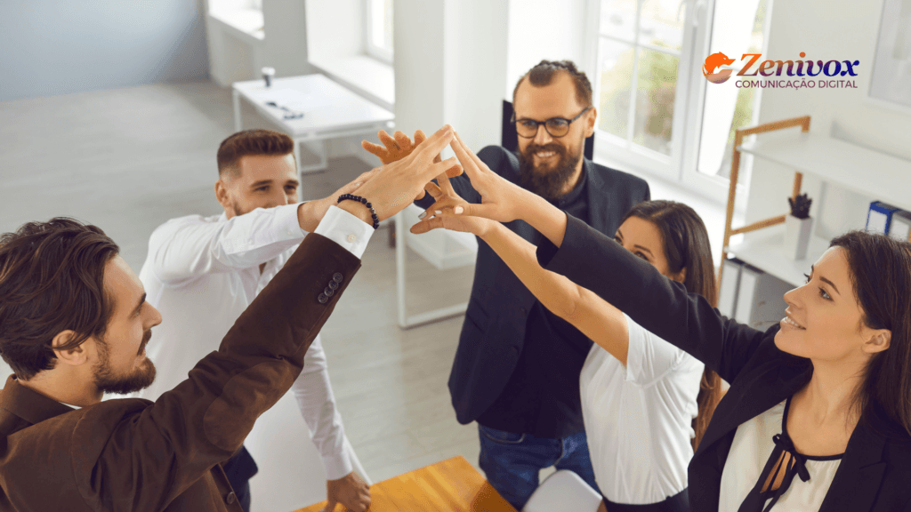 Equipe unida celebrando o sucesso com um gesto de união, representando colaboração, evolução no gerenciamento e adaptação às necessidades organizacionais.