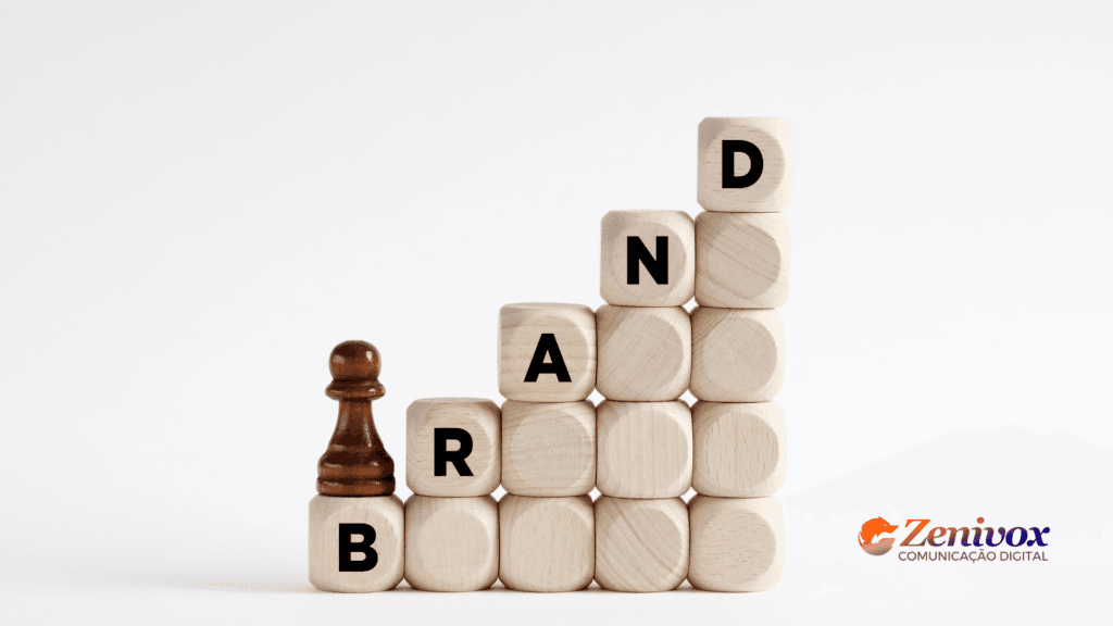 Blocos de madeira dispostos em forma de escada com as letras formando a palavra "BRAND", representando a construção do posicionamento de marca. Uma peça de xadrez simboliza estratégia e diferenciação no mercado. No canto inferior direito, o logotipo da Zenivox Comunicação Digital reforça a identidade visual.