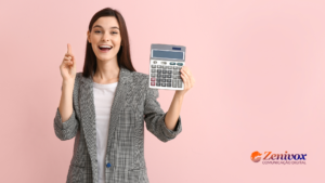 Mulher sorridente vestindo blazer xadrez e camiseta branca segura uma grande calculadora em uma mão e aponta para cima com a outra, simbolizando otimização e eficiência financeira. O fundo é rosa claro e o logotipo da Zenivox Comunicação Digital está posicionado no canto inferior direito. A imagem representa a ideia de fazer mais com menos, destacando a importância da métrica CPA (Custo por Aquisição) no marketing digital.