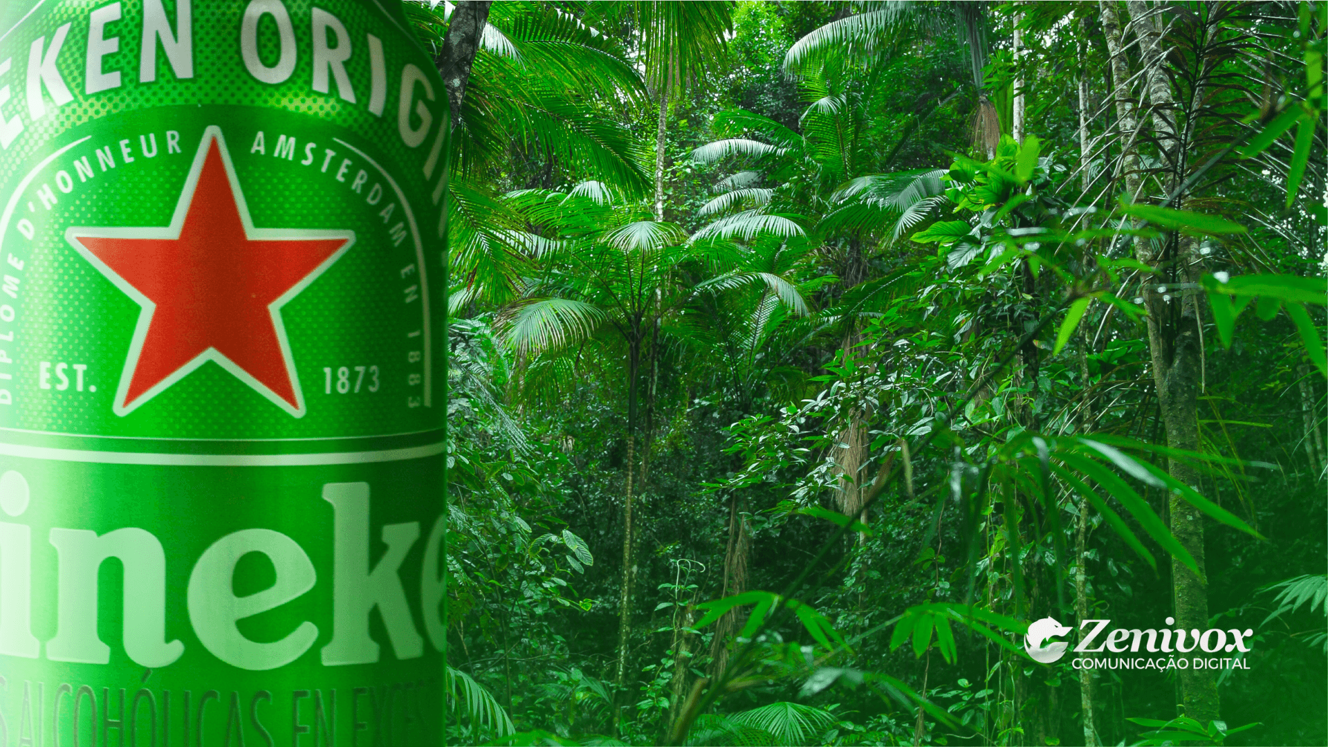 Imagem de uma lata de cerveja Heineken em destaque, com uma floresta tropical verde ao fundo. A lata exibe a icônica estrela vermelha e os detalhes da marca. No canto inferior direito, o logotipo da Zenivox Comunicação Digital está visível. A imagem representa o conceito de Marketing Verde, destacando a conexão entre a Heineken e práticas sustentáveis, simbolizando inovação ecológica e compromisso ambiental.