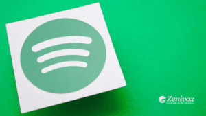 Logo do Spotify sobre fundo verde com marca d'água da Zenivox Comunicação Digital no canto inferior direito, representando o modelo de receita freemium.