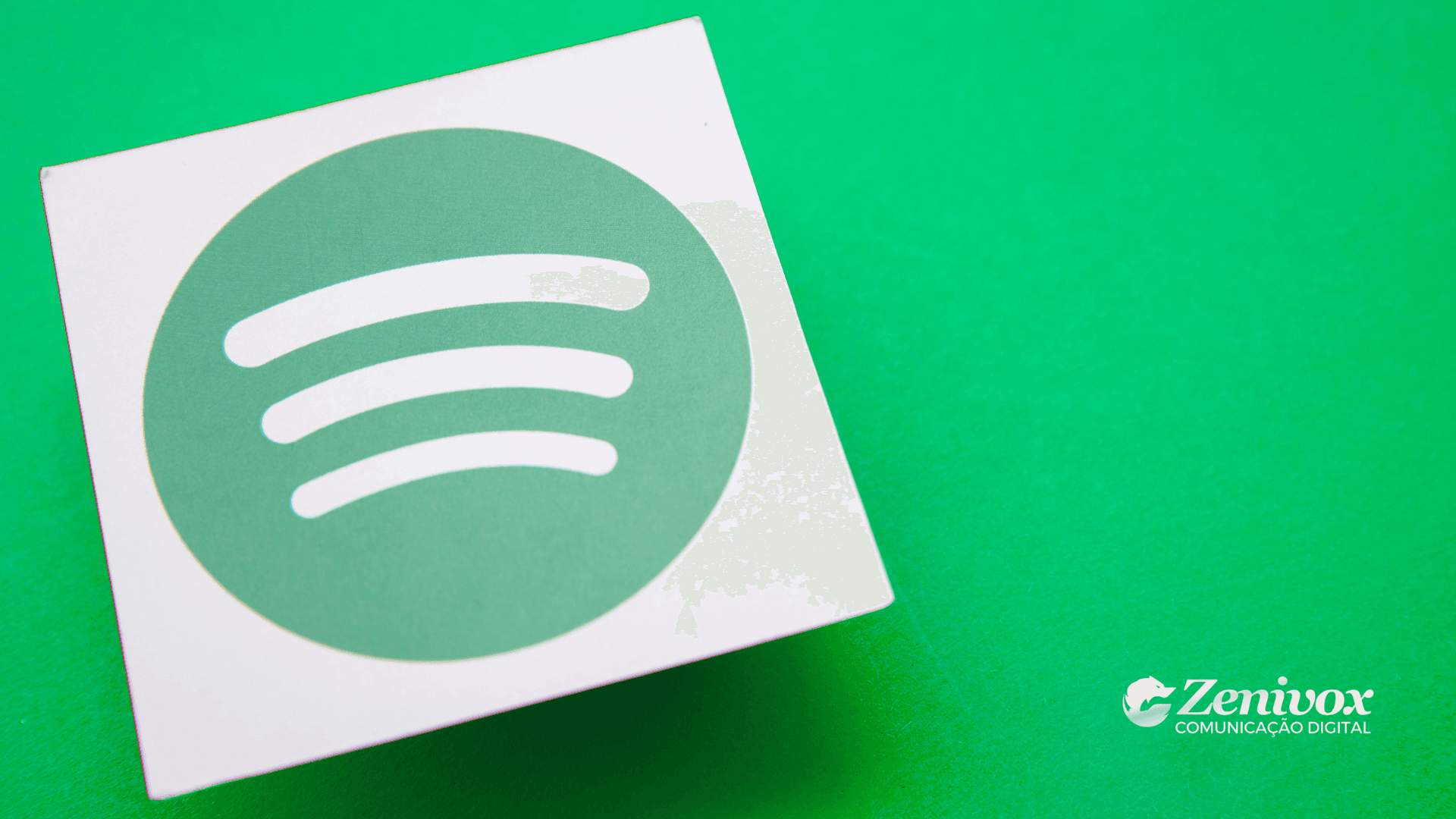 Logo do Spotify sobre fundo verde com marca d'água da Zenivox Comunicação Digital no canto inferior direito, representando o modelo de receita freemium.