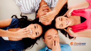 Imagem de quatro pessoas deitadas no chão em formato circular, cada uma representando um dos sentidos: uma pessoa com a mão na boca (paladar), outra com a mão nos olhos (visão), uma tapando o nariz (olfato) e outra cobrindo os ouvidos (audição). A imagem representa a ideia de Marketing Sensorial, destacando a importância de ativar os sentidos para atrair e envolver o cliente. O logo da Zenivox está localizado no canto inferior direito, reforçando a identidade da empresa.