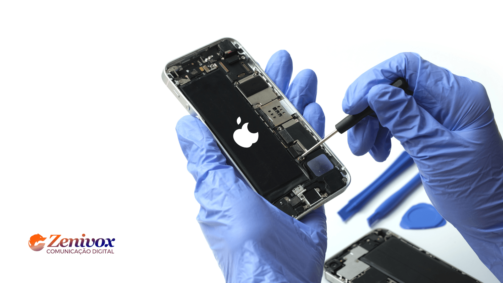 Mãos com luvas azuis realizando manutenção interna em um iPhone aberto, destacando a logo da Apple e ferramentas de reparo ao lado. A imagem simboliza precisão, inovação e cuidado, conectando-se ao conceito de endomarketing da Apple e à campanha "Pense Diferente".