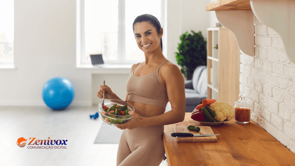 Mulher sorridente, vestindo roupa fitness, segura uma tigela de salada fresca em uma cozinha organizada e iluminada. Sobre a bancada, há diversos alimentos saudáveis, como couve-flor, cenouras e pimentões, destacando escolhas alimentares equilibradas. Ao fundo, uma bola de exercícios e um tapete de yoga reforçam o conceito de estilo de vida saudável. O logotipo da Zenivox Comunicação Digital está localizado no canto inferior esquerdo. A imagem representa o comportamento do consumidor moderno, que busca produtos e hábitos que promovam saúde e bem-estar.