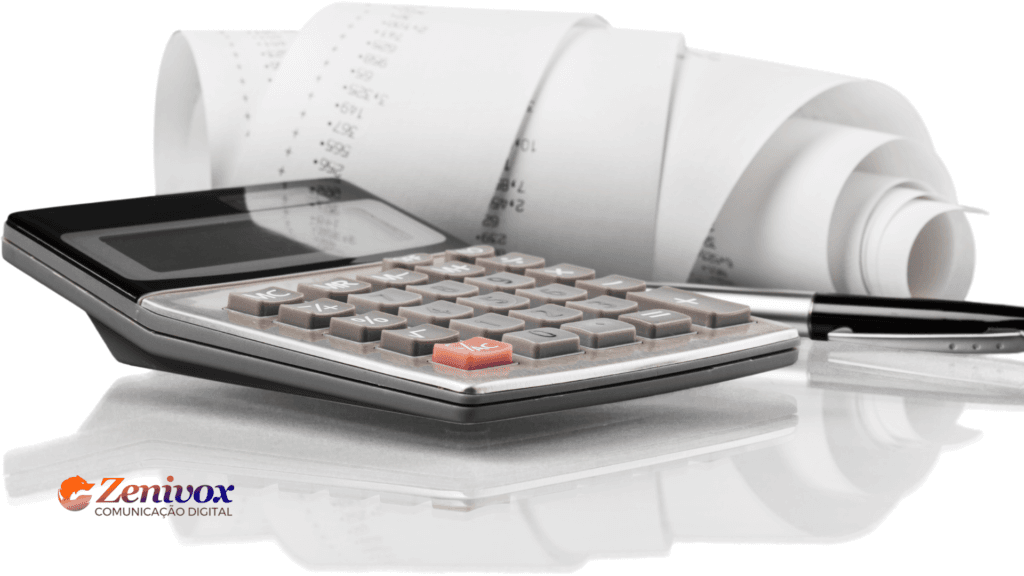 Calculadora de mesa ao lado de um rolo de papel com registros de cálculos e uma caneta preta sobre uma superfície reflexiva. O logotipo da Zenivox Comunicação Digital está no canto inferior esquerdo. A imagem simboliza a importância do Custo por Aquisição no marketing digital, representando o controle financeiro e a tomada de decisões estratégicas baseadas em métricas.