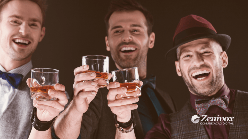 Imagem de três homens sorridentes brindando com copos de whisky, simbolizando celebração e sucesso. A cena transmite alegria e conquista, reforçando a ideia de que um portfólio de produtos bem planejado gera resultados positivos e sustentáveis. A logomarca da Zenivox aparece no canto inferior direito, destacando a importância de uma comunicação digital eficaz para fortalecer a percepção da marca no mercado.