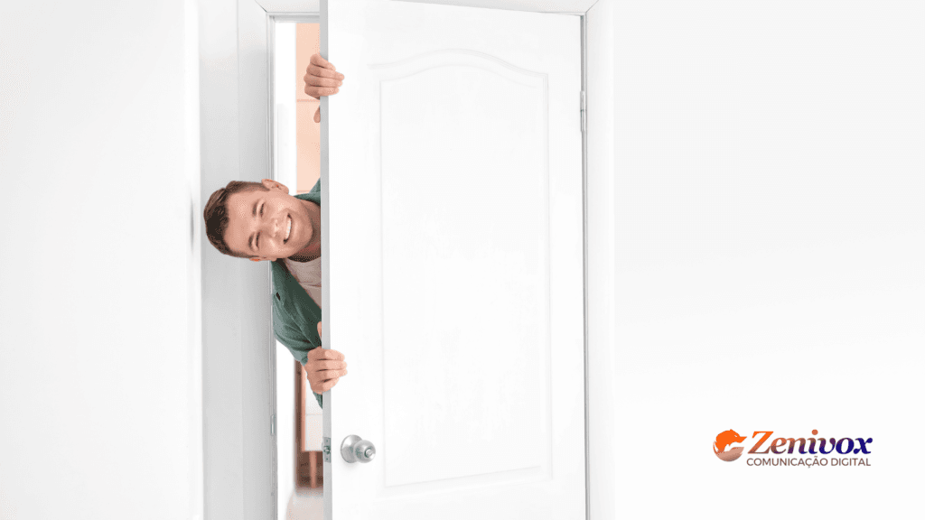 Um homem sorridente espreita por trás de uma porta branca entreaberta, simbolizando a estratégia de negociação "Porta na Cara". A imagem sugere a persistência e o uso de técnicas psicológicas para influenciar decisões. O logo da Zenivox Comunicação Digital está presente no canto inferior direito.