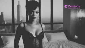 Imagem em preto e branco da Rihanna usando lingerie elegante, com maquiagem marcante e expressão confiante, em um quarto sofisticado com uma vista urbana ao fundo, simbolizando a campanha de marketing de influência da linha de lingerie Savage X Fenty . No canto superior direito, o logotipo da Zenivox Comunicação Digital aparece em rosa vibrante, destacando a marca.