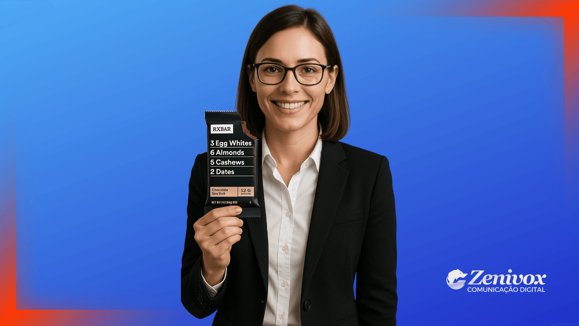 Mulher sorridente vestida de terno social segura uma barra de proteína RXBAR com a embalagem minimalista em destaque, destacando os ingredientes simples como diferencial competitivo. Ao fundo, um degradê azul com bordas em vermelho e o logo da Zenivox Comunicação Digital.