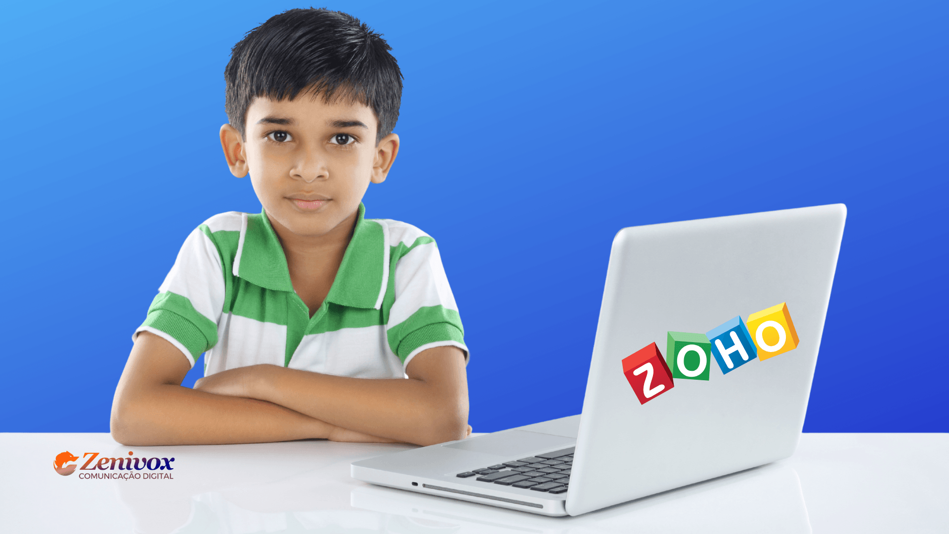 Criança indiana com expressão séria ao lado de um notebook com o logo da Zoho, simbolizando a abordagem inovadora da empresa para formação e recrutamento de pessoas talentosas desde cedo.