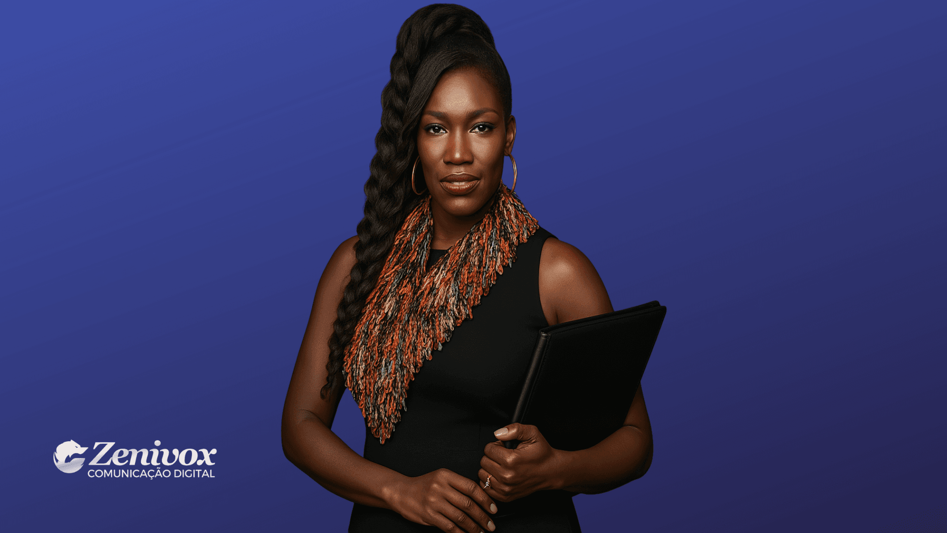 Bozoma Saint John com cabelo trançado e lenço colorido, vestida de preto, segura uma pasta executiva sobre um fundo azul, simbolizando as mulheres de sucesso. Logotipo da Zenivox Comunicação Digital no canto.