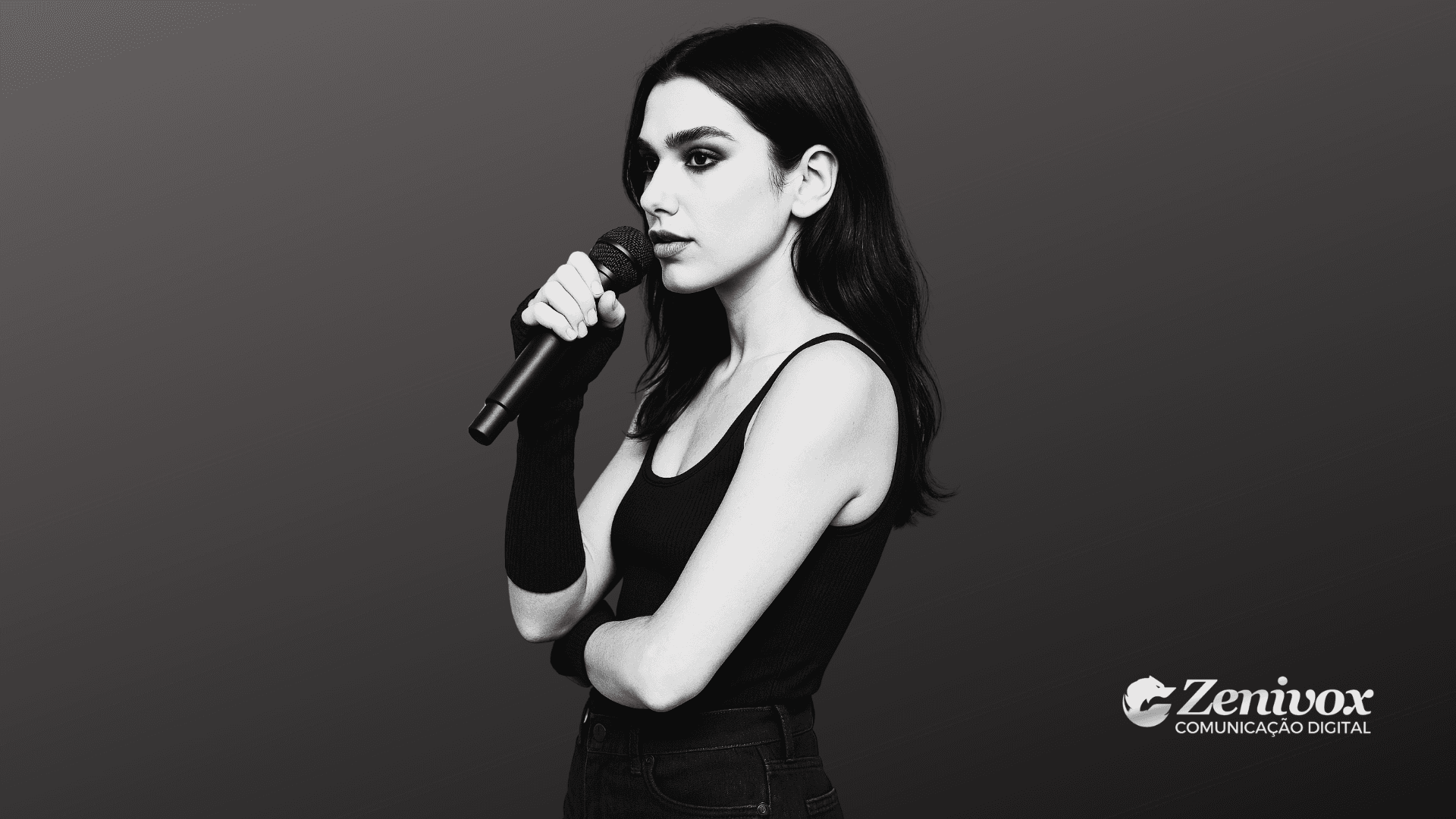 Dua Lipa com expressão séria e confiante segura um microfone enquanto olha para frente, representando postura firme e autenticidade, simbolizando o marketing pessoal. Ela veste roupas escuras e aparece sobre um fundo degradê minimalista, com o logotipo da Zenivox no canto inferior direito.