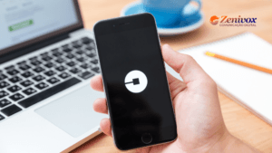 Pessoa segurando um smartphone com o aplicativo da Uber aberto, simbolizando a estratégia de preço de penetração da empresa.