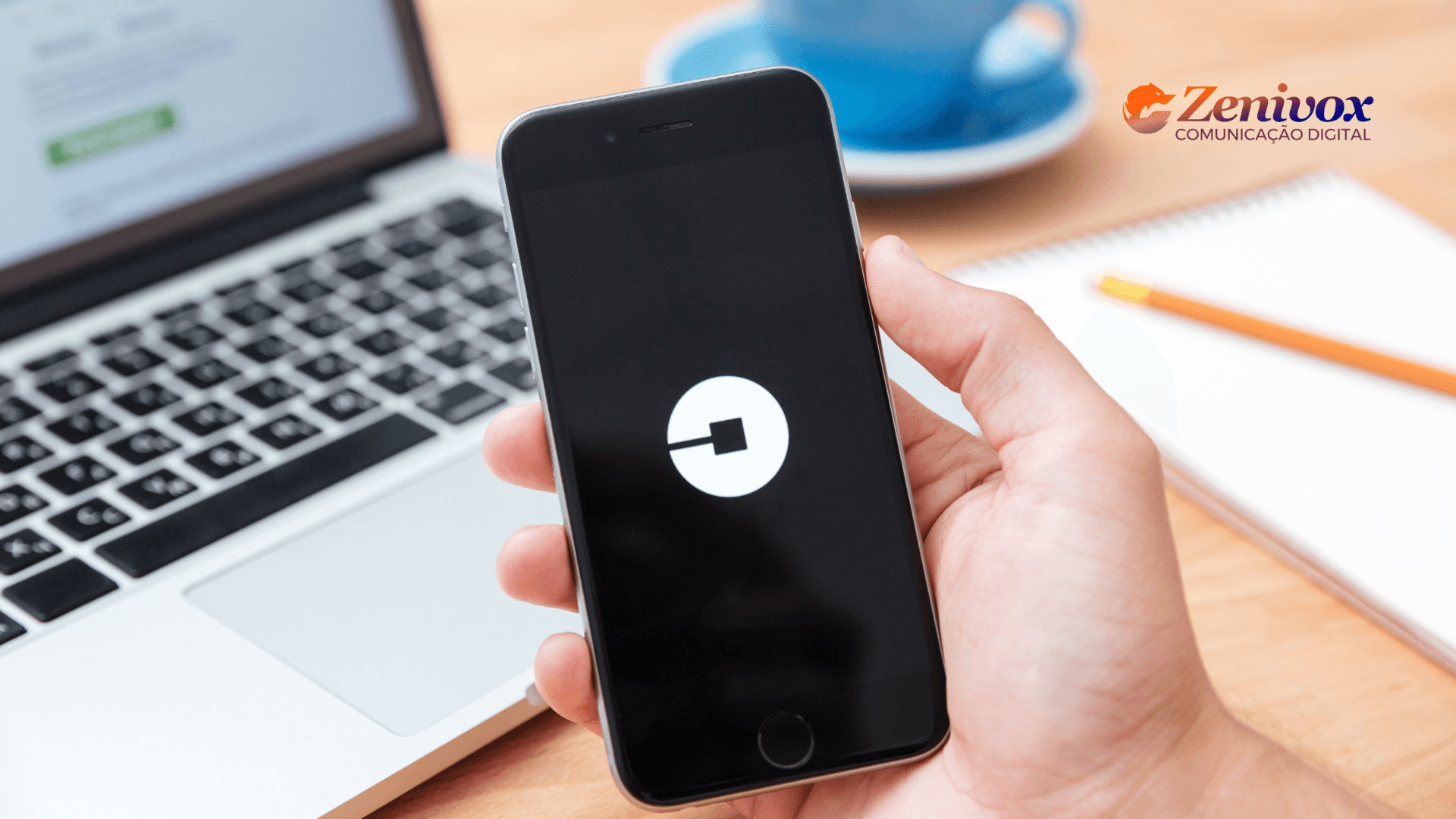 Pessoa segurando um smartphone com o aplicativo da Uber aberto, simbolizando a estratégia de preço de penetração da empresa.