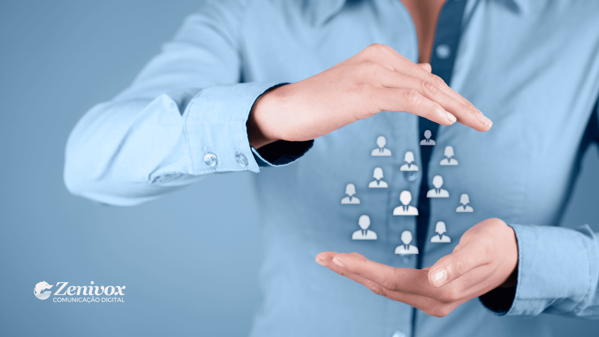 Pessoa com as mãos em gesto de proteção envolvendo ícones digitais de pessoas, representando a gestão de clientes online com abordagem humanizada e tecnológica.