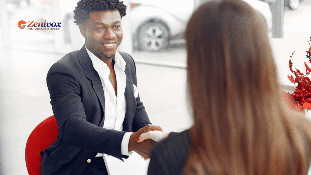 Executivo sorridente em reunião consultiva, fechando acordo com cliente em ambiente corporativo. A imagem representa a abordagem estratégica de vendas consultivas ensinada pela McKinsey, destacando a importância da construção de confiança e relacionamento no processo de negociação.