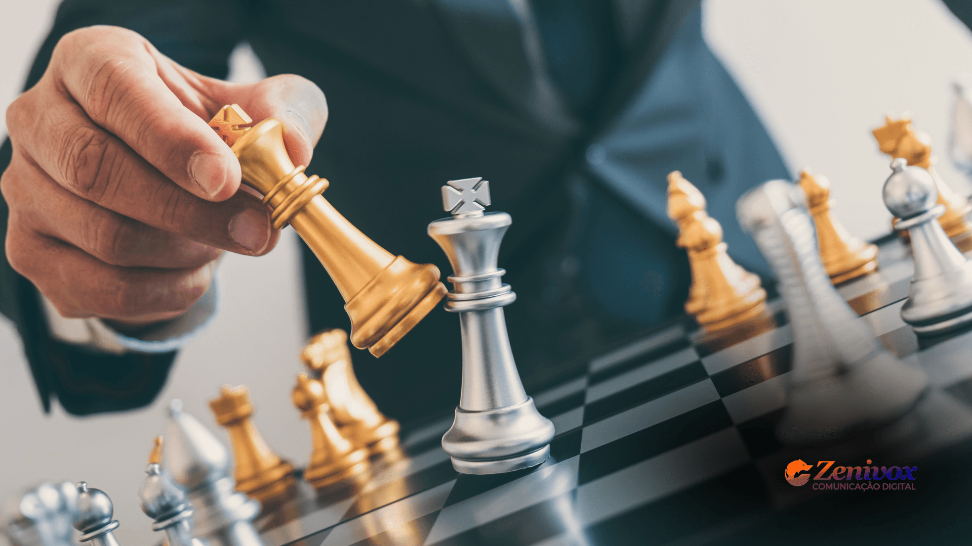 Pessoa movendo uma peça dourada de xadrez, simbolizando uma jogada tática que elimina o rei adversário prateado. A imagem transmite planejamento, inteligência e tomada de decisão e prospecção ativa de vendas, com o logo da Zenivox no canto inferior direito.