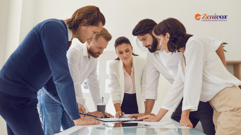 Equipe de profissionais reunida em uma mesa de reunião analisando documentos estratégicos. Representação visual de colaboração e planejamento para aplicação da Gestão Lean em empresas, com foco em melhoria contínua e eficiência nos processos.