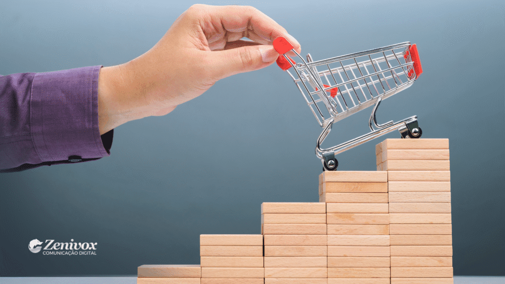 Mão empurrando um carrinho de compras em miniatura sobre blocos de madeira empilhados em formato de escada, simbolizando crescimento gradual e estratégico nas vendas. O plano de fundo é neutro, e o logo da Zenivox Comunicação Digital aparece no canto inferior esquerdo.