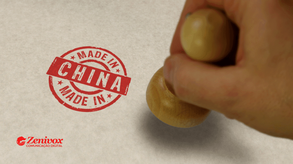 Imagem de um carimbo em close sendo pressionado sobre um papel com o selo "Made in China" em vermelho, simbolizando a força da marca e o impacto do marketing visual das empresas chinesas no mercado global. A marca Zenivox está posicionada no canto inferior esquerdo, conectando a mensagem ao tema da comunicação visual estratégica.