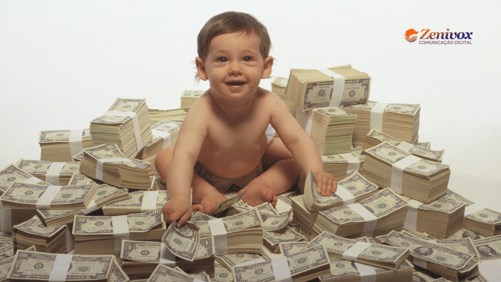 Um bebê sentado no chão, sorrindo, rodeado por grandes pilhas de notas de dólar organizadas em maços. A cena transmite a ideia de nascimento já cercado de riqueza, sugerindo sucessão empresarial. No canto superior direito está o logotipo da Zenivox Comunicação Digital.