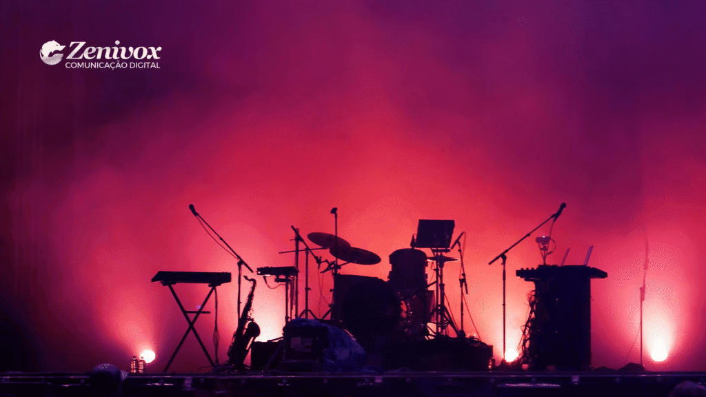 Palco de show vazio com instrumentos musicais e iluminação em tons de roxo e laranja, representando o impacto do marketing cultural na criação de experiências marcantes.