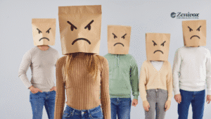 Cinco pessoas em pé, cada uma com um saco de papel na cabeça exibindo uma expressão de raiva desenhada. Todas parecem frustradas, com os braços para baixo e linguagem corporal fechada, simbolizando os clientes chatos. Em primeiro plano, uma mulher de blusa bege e jeans se destaca como figura central. No canto superior direito da imagem está o logotipo da Zenivox Comunicação Digital.