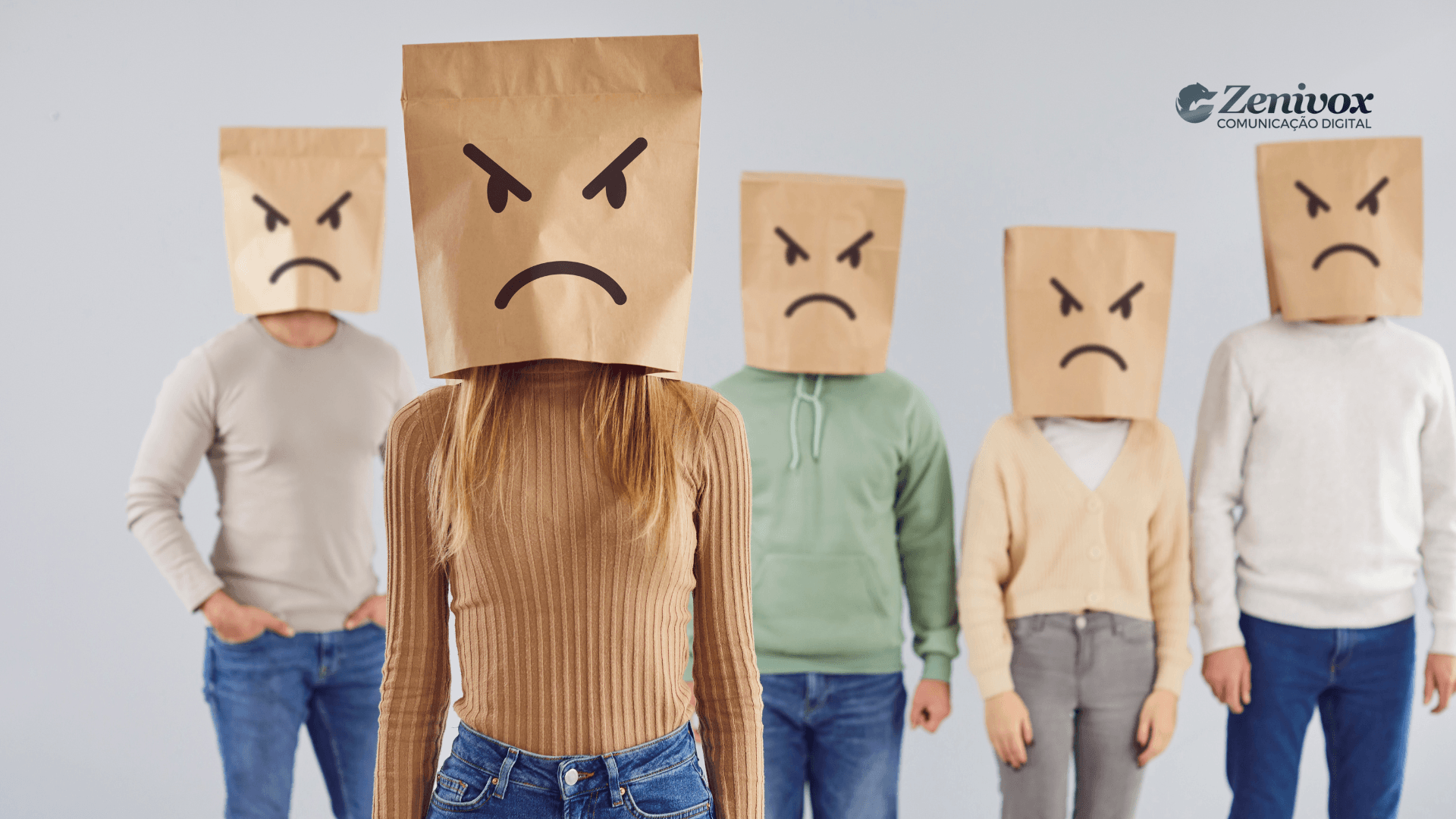 Cinco pessoas em pé, cada uma com um saco de papel na cabeça exibindo uma expressão de raiva desenhada. Todas parecem frustradas, com os braços para baixo e linguagem corporal fechada, simbolizando os clientes chatos. Em primeiro plano, uma mulher de blusa bege e jeans se destaca como figura central. No canto superior direito da imagem está o logotipo da Zenivox Comunicação Digital.
