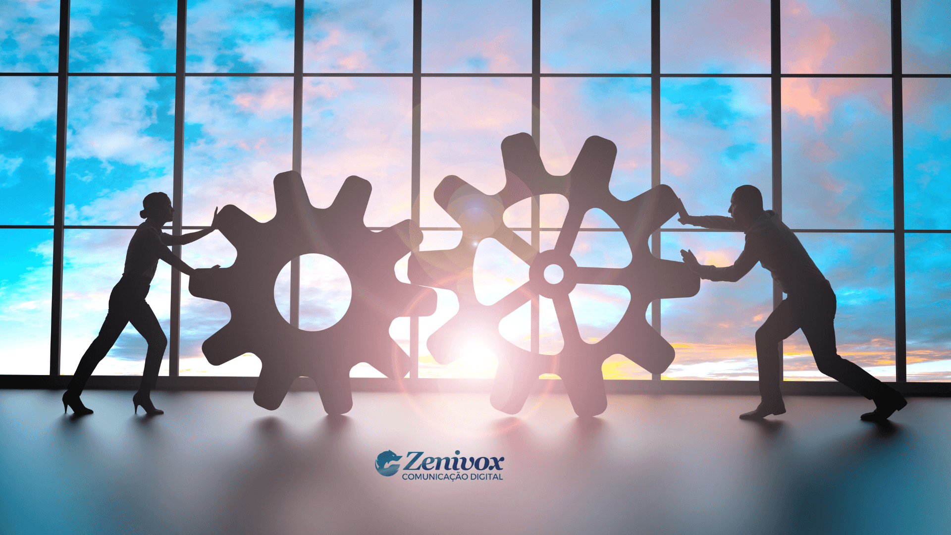 Duas pessoas empurrando engrenagens gigantes que se conectam, simbolizando trabalho em equipe e gestão participativa. Ao fundo, um pôr do sol visível através de uma grande janela de vidro. No rodapé, o logo da Zenivox Comunicação Digital.