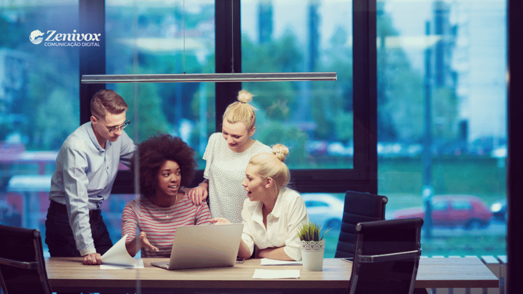 Grupo de jovens empreendedores reunidos em ambiente de coworking, discutindo ideias de negócios em torno de um notebook, simbolizando startups que aproveitam o empreendedorismo por oportunidade.