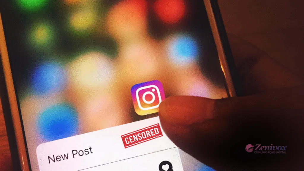 Imagem mostra uma pessoa prestes a fazer uma nova publicação no Instagram. A opção “New Post” aparece com um selo vermelho de “CENSORED” estampado, sugerindo bloqueio ou restrição de conteúdo. No canto inferior direito, o logotipo da Zenivox Comunicação Digital.