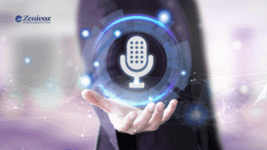 Mão segurando ícone de microfone digital com efeitos tecnológicos, simbolizando como atrair clientes por pesquisa por voz.